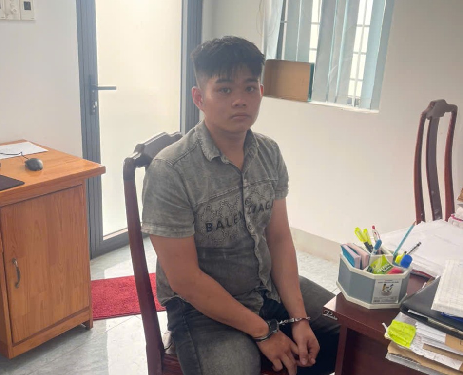 Bắt đối tượng tàng trữ súng lộ ra việc mượn xe ô tô mang đi cầm cố- Ảnh 2.