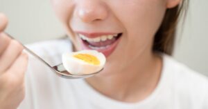 Ăn trứng mỗi ngày ảnh hưởng đến cholesterol như thế nào?