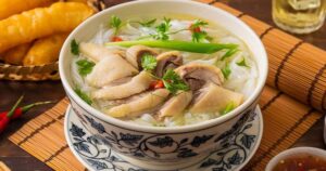 Một bát phở gà chứa bao nhiêu calo và 5 nhóm người cần thận trọng khi ăn