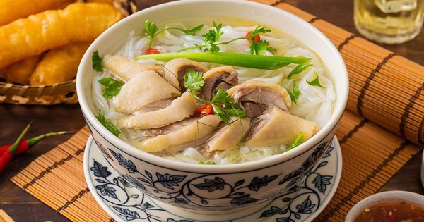 Một bát phở gà chứa bao nhiêu calo và 5 nhóm người cần thận trọng khi ăn