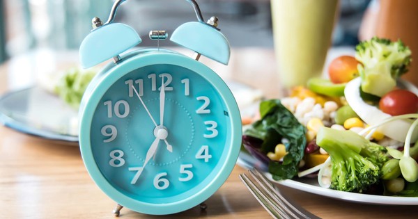 Nhịn ăn gián đoạn có phù hợp với phụ nữ tiền mãn kinh?
