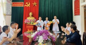 Khen thưởng bác sĩ cứu sống cháu bé ngừng tim tại biển Quỳnh – Nghệ An