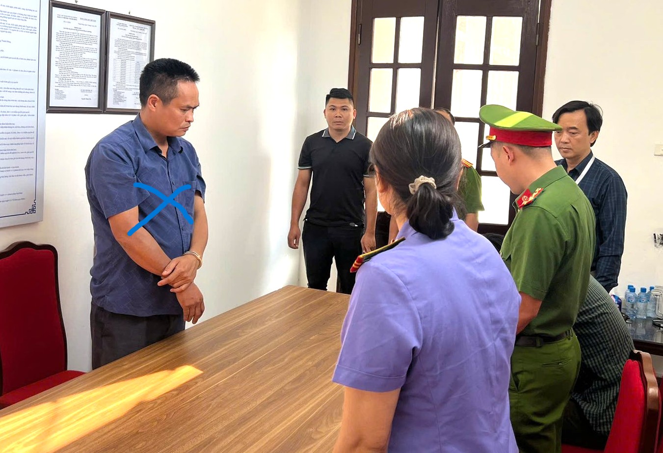 Nguyên cán bộ địa chính xã nhận hàng trăm triệu đồng để 'lo thủ tục' làm bìa đỏ- Ảnh 1.