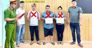 Anh ruột tiếp tay bán em gái 14 tuổi