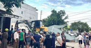 Căn nhà bất ngờ đổ sập khi đang sửa chữa, 3 nạn nhân bị vùi lấp