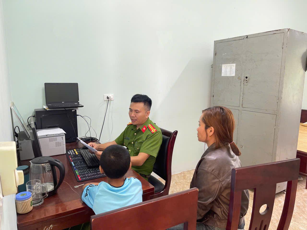 Bé trai nghi bị bạo hành ở Nghệ An được đưa đến cơ sở y tế thăm khám- Ảnh 3. Bé trai nghi bị bạo hành ở Nghệ An được đưa đến cơ sở y tế thăm khám- Ảnh 3.