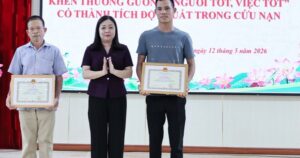 Khen thưởng 2 người cứu bé trai 10 tuổi đuối nước dưới ao