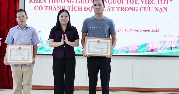 Khen thưởng 2 người cứu bé trai 10 tuổi đuối nước dưới ao