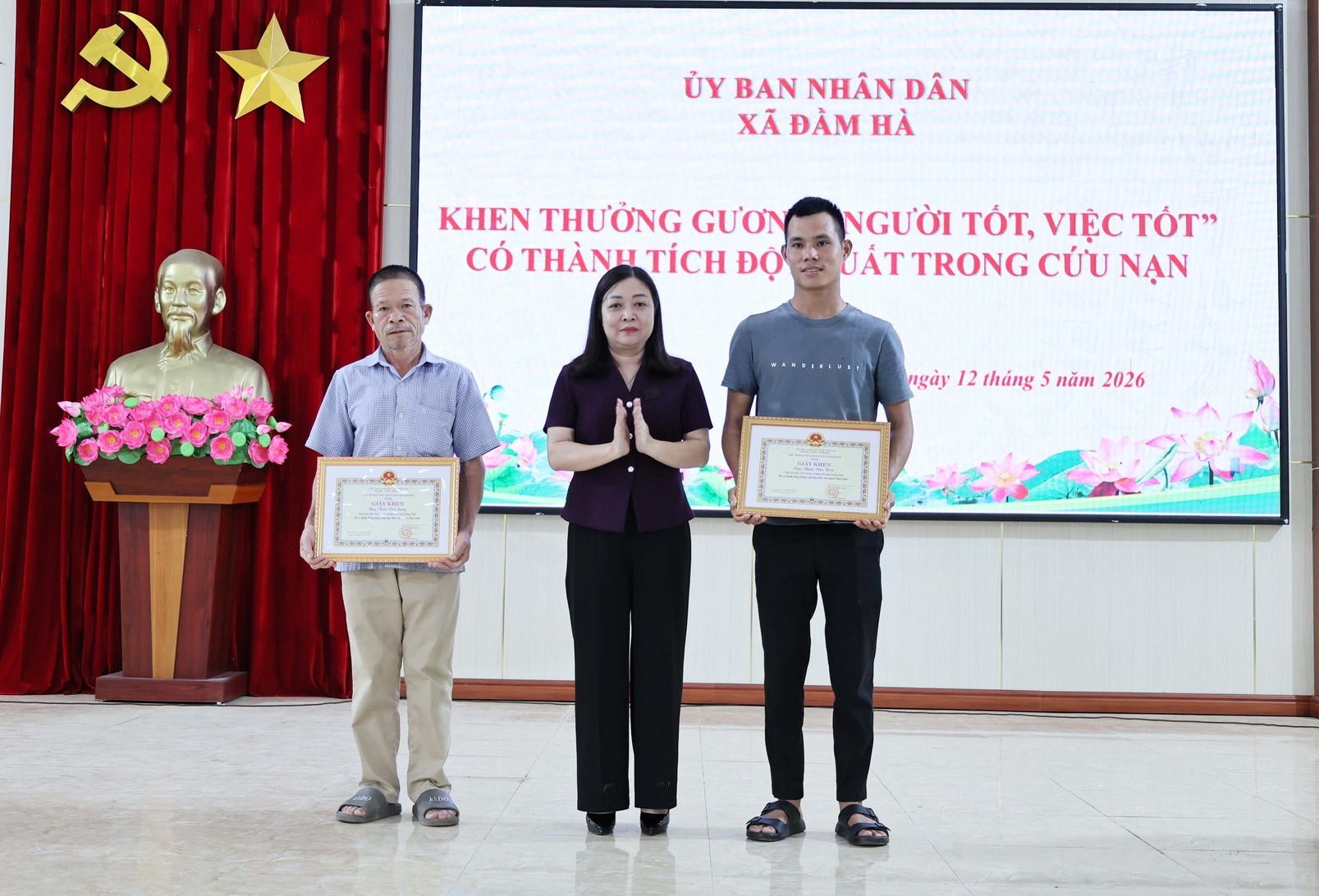 Khen thưởng 2 người cứu bé trai 10 tuổi đuối nước dưới ao- Ảnh 1.