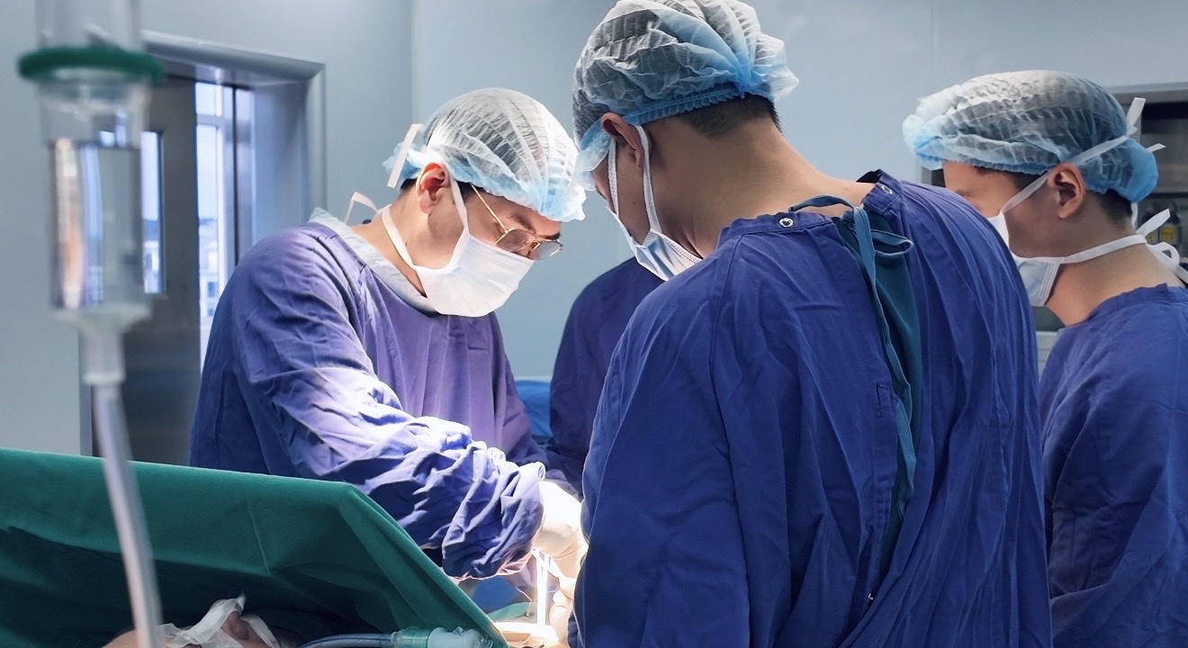 Cứu sống bệnh nhân người Anh có dạ dày 'lạc chỗ' lên lồng ngực- Ảnh 1.