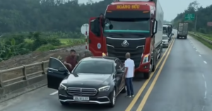 Bất ngờ lý do xe Mercedes chặn đầu phương tiện khác trên cao tốc Nội Bài – Lào Cai