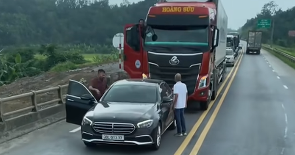 Bất ngờ lý do xe Mercedes chặn đầu phương tiện khác trên cao tốc Nội Bài – Lào Cai