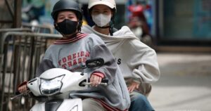 Hà Nội ‘hầm hập’ nắng nóng đầu mùa, người dân kín mít áo chống nắng ra đường