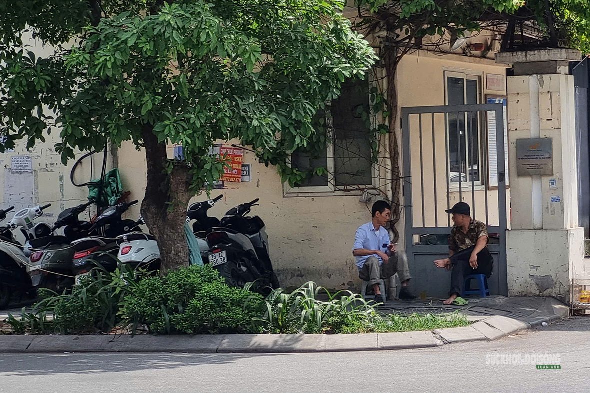 Hà Nội 'hầm hập' nắng nóng đầu mùa, người dân kín mít áo chống nắng ra đường- Ảnh 9.