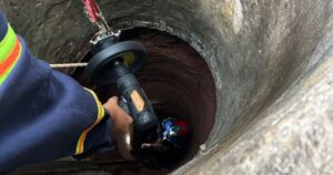TPHCM: Giải cứu người rơi giếng sâu 35m