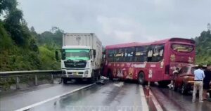 Va chạm liên hoàn gây ùn tắc cục bộ trên cao tốc Nội Bài – Lào Cai