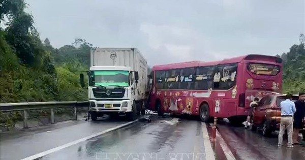 Va chạm liên hoàn gây ùn tắc cục bộ trên cao tốc Nội Bài – Lào Cai