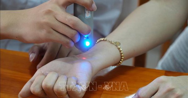 Nhóm học sinh Đồng Nai thiết kế thiết bị giúp xác định chính xác huyệt đạo