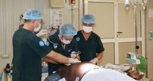 Bác sĩ mũ nồi xanh Việt Nam phẫu thuật cấp cứu cho quân nhân Ghana