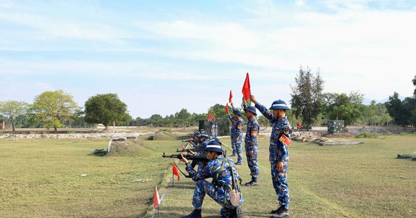 Kiểm tra bắn đạn thật trong 3 tư thế với chiến sĩ mới ở Vùng 4 Hải quân