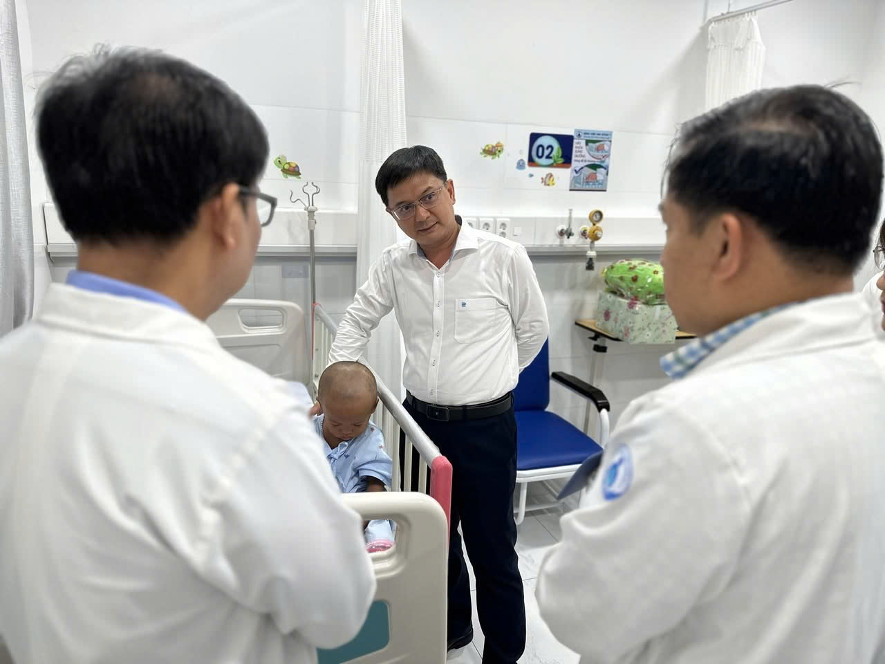 Bé 2 tuổi bị mẹ và cha dượng bạo hành được trao giấy khai sinh tại bệnh viện- Ảnh 1.