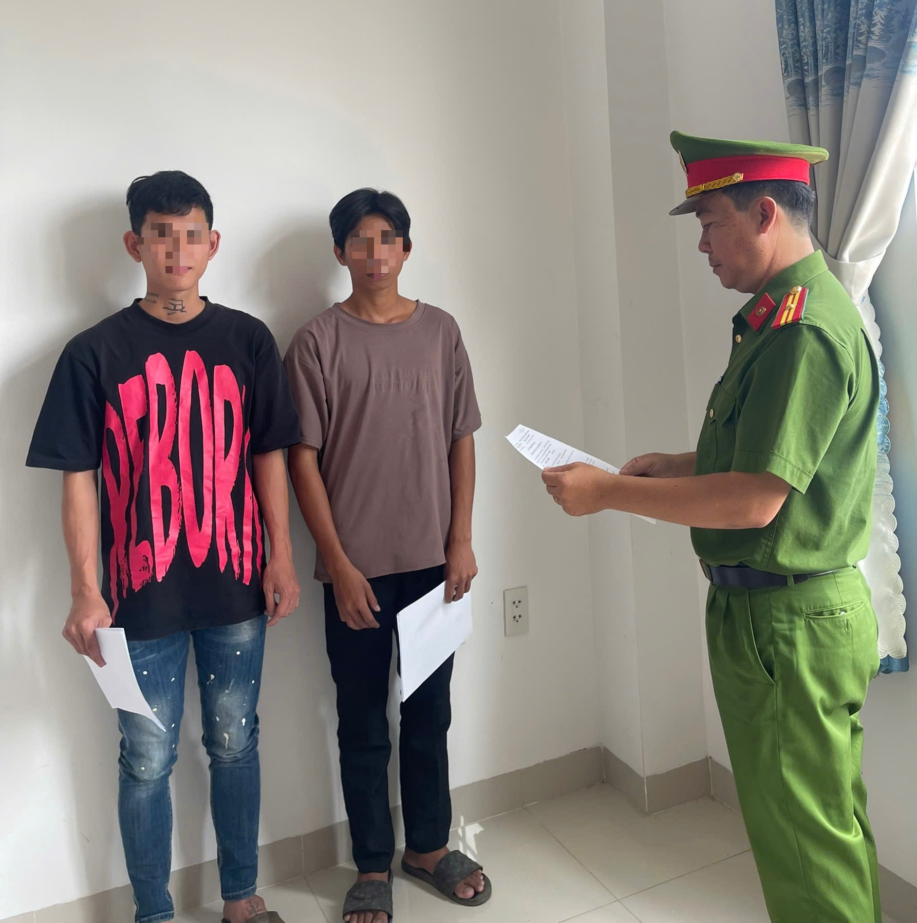 Người phụ nữ bị nhóm thiếu niên ném bom xăng vào nhà- Ảnh 1.