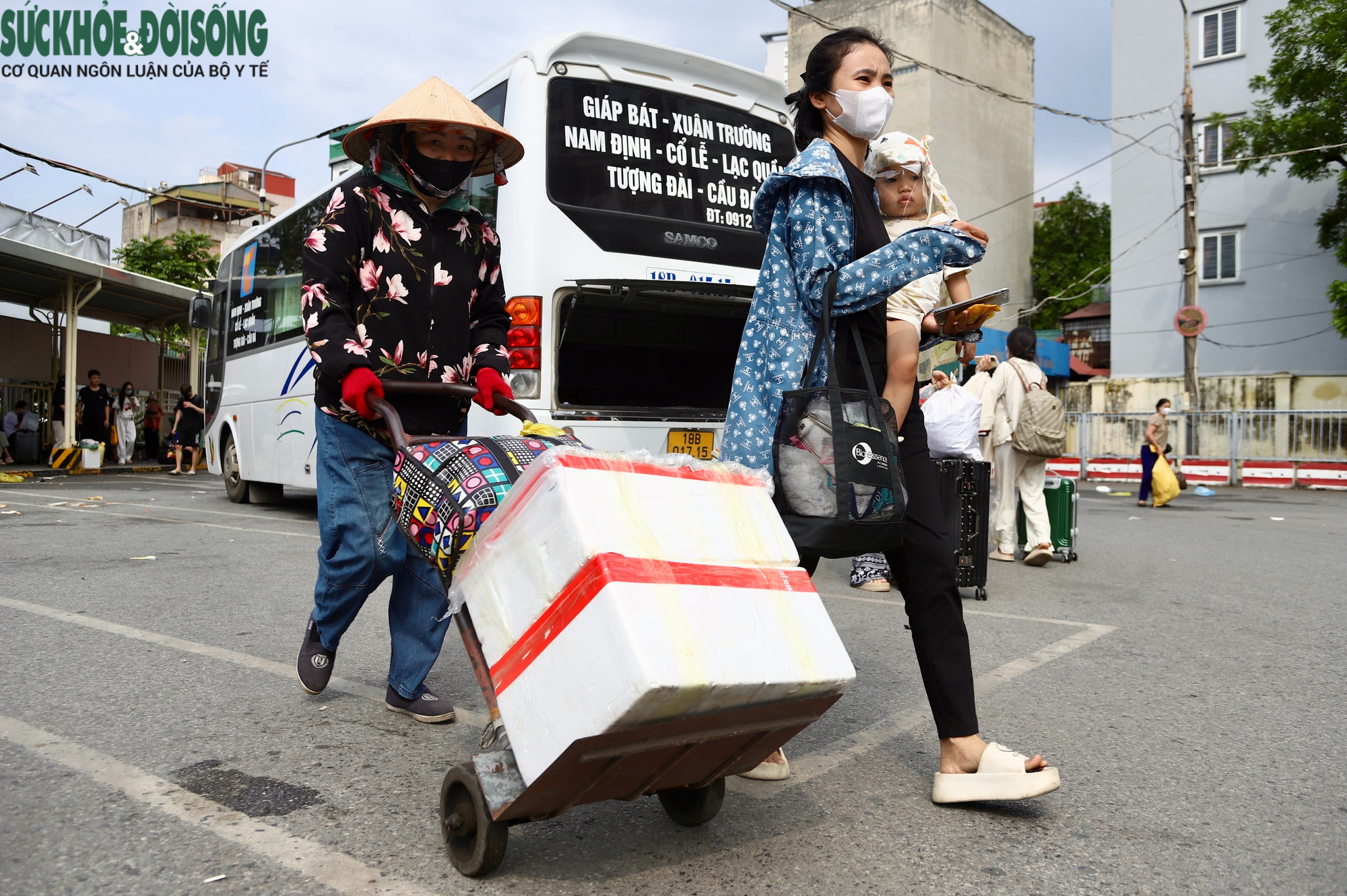 Xe khách chật kín, dồn dập cập bến xe tại Hà Nội trong ngày cuối nghỉ lễ 30/4- Ảnh 5.