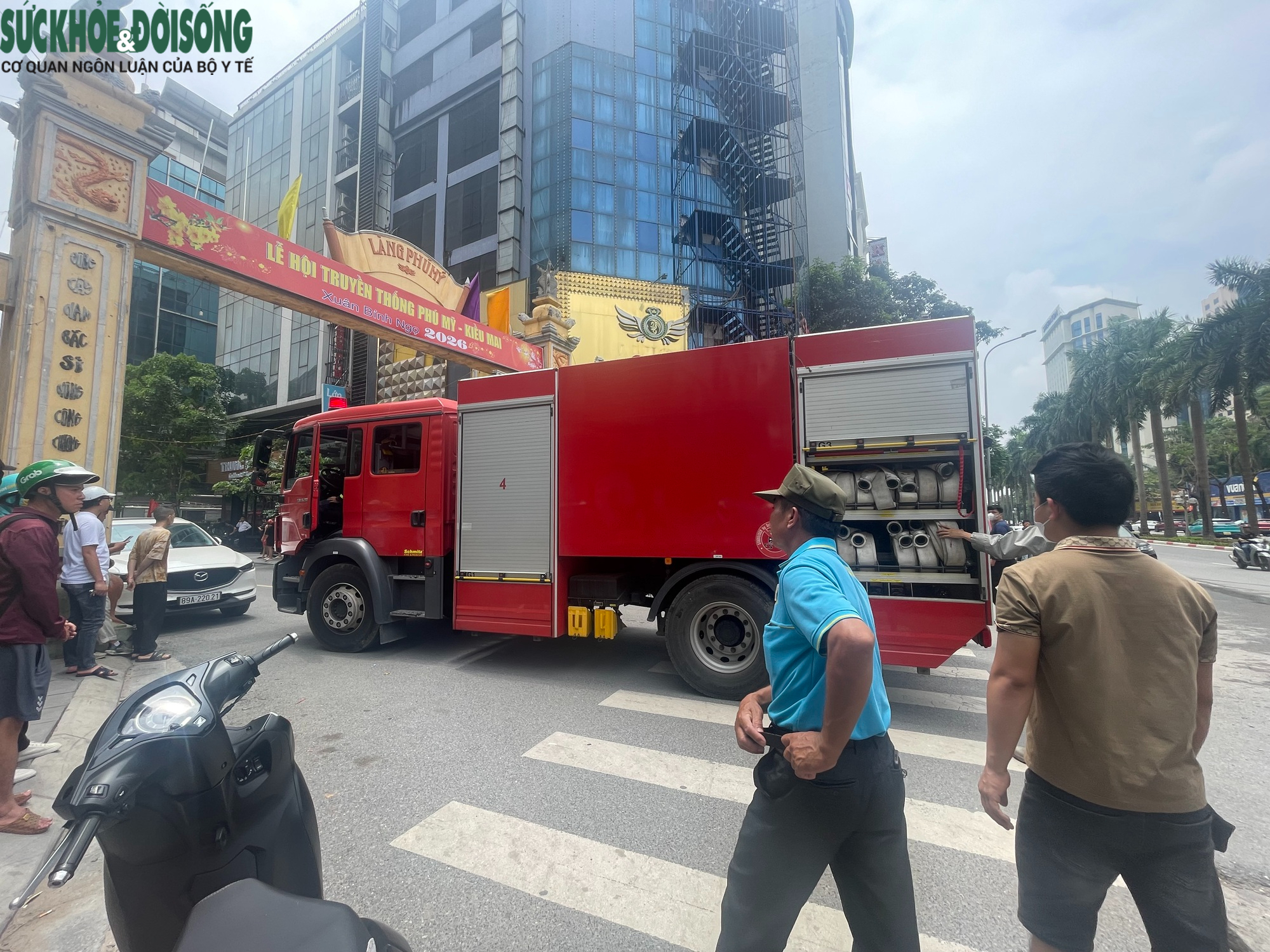 Cháy lớn trên đường Phú Mỹ, Hà Nội- Ảnh 2.