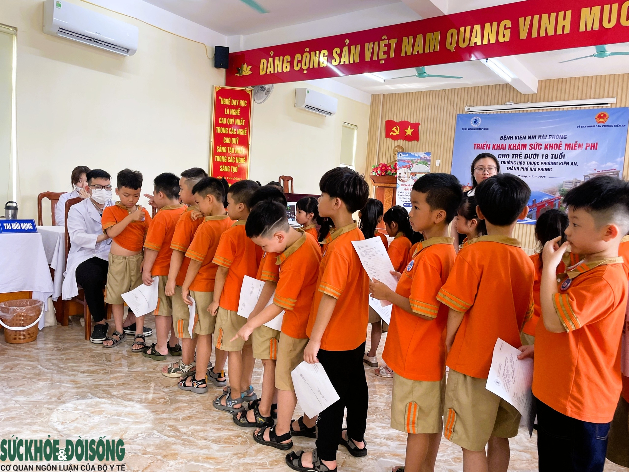 Bệnh viện Nhi Hải Phòng khám sức khỏe miễn phí cho hơn 1000 học sinh tiểu học - Ảnh 4.