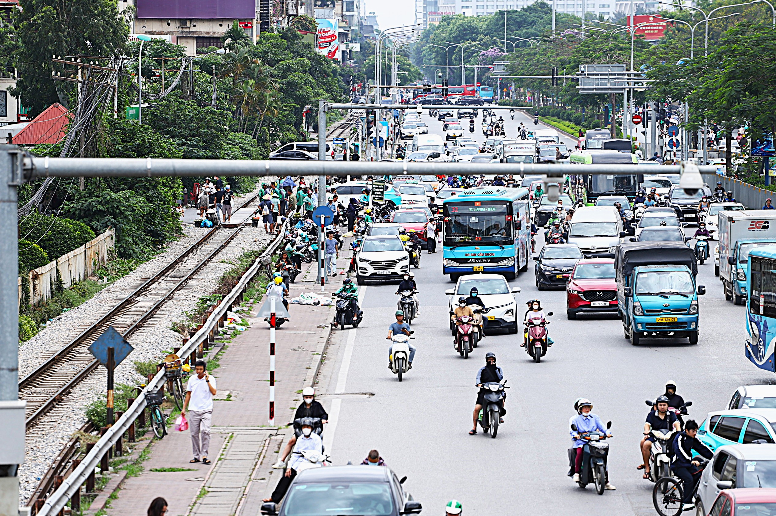 CSGT xử lý hàng loạt tài xế taxi, xe buýt vi phạm dừng đỗ khu vực Bệnh viện Bạch Mai- Ảnh 4.