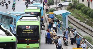 CSGT xử lý hàng loạt tài xế taxi, xe buýt vi phạm dừng đỗ khu vực Bệnh viện Bạch Mai