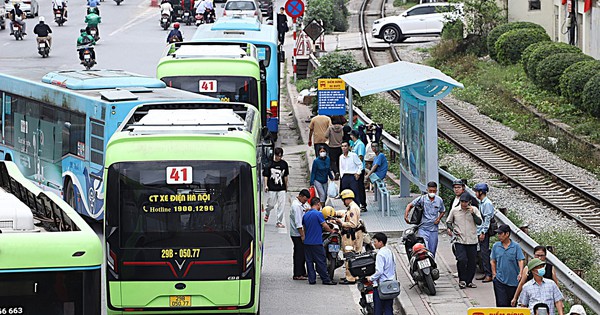 CSGT xử lý hàng loạt tài xế taxi, xe buýt vi phạm dừng đỗ khu vực Bệnh viện Bạch Mai