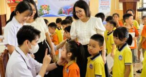 Bệnh viện Nhi Hải Phòng khám sức khỏe miễn phí cho hơn 1000 học sinh tiểu học