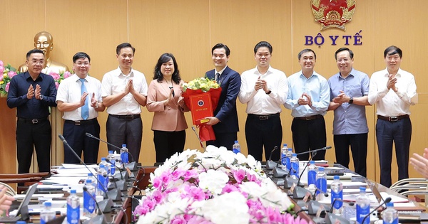 Bộ trưởng Bộ Y tế Đào Hồng Lan trao quyết định bổ nhiệm Cục trưởng Cục An toàn thực phẩm