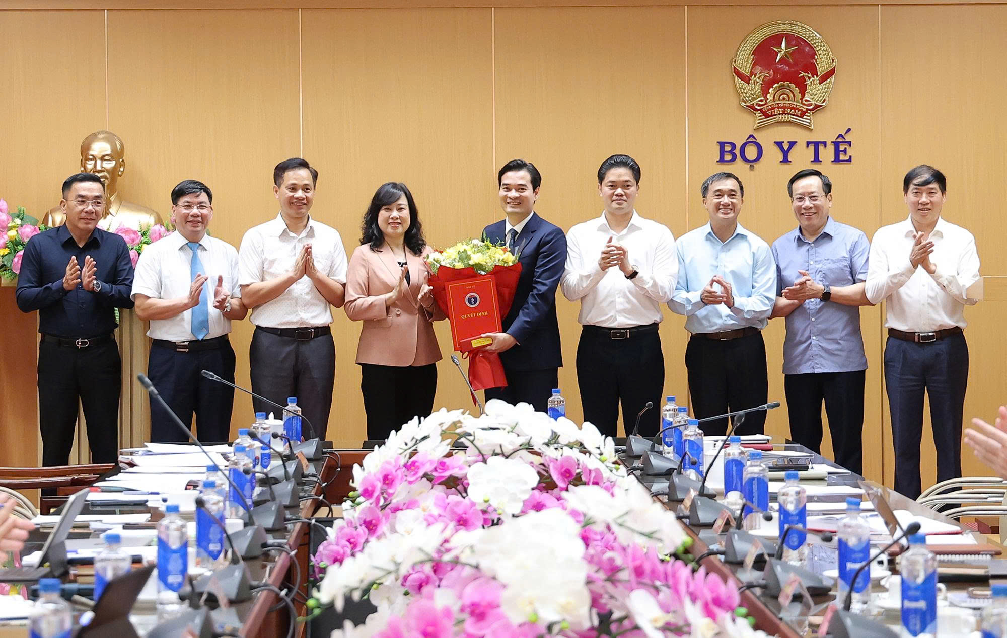 Bộ trưởng Bộ Y tế Đào Hồng Lan trao quyết định bổ nhiệm Cục trưởng Cục An toàn thực phẩm- Ảnh 4.