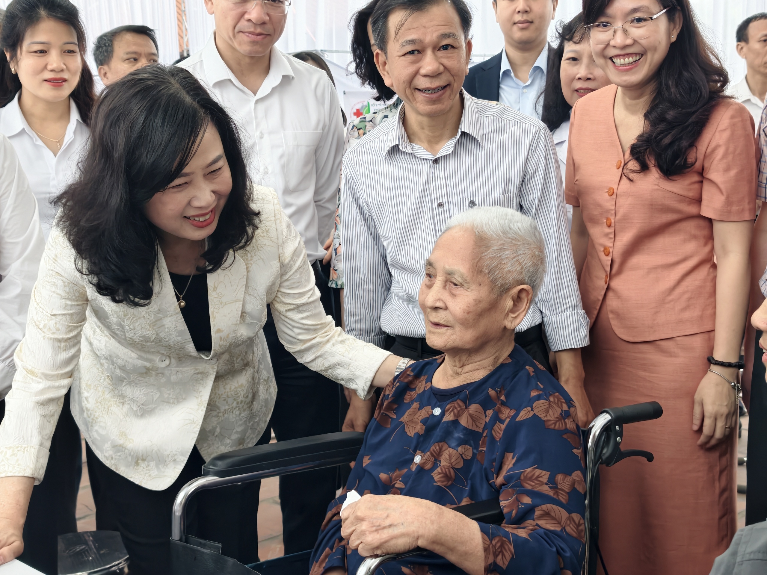 Bộ trưởng Đào Hồng Lan dự chương trình khám bệnh miễn phí 'Vì một Việt Nam khỏe mạnh hơn 2026' tại Hải Phòng- Ảnh 5.