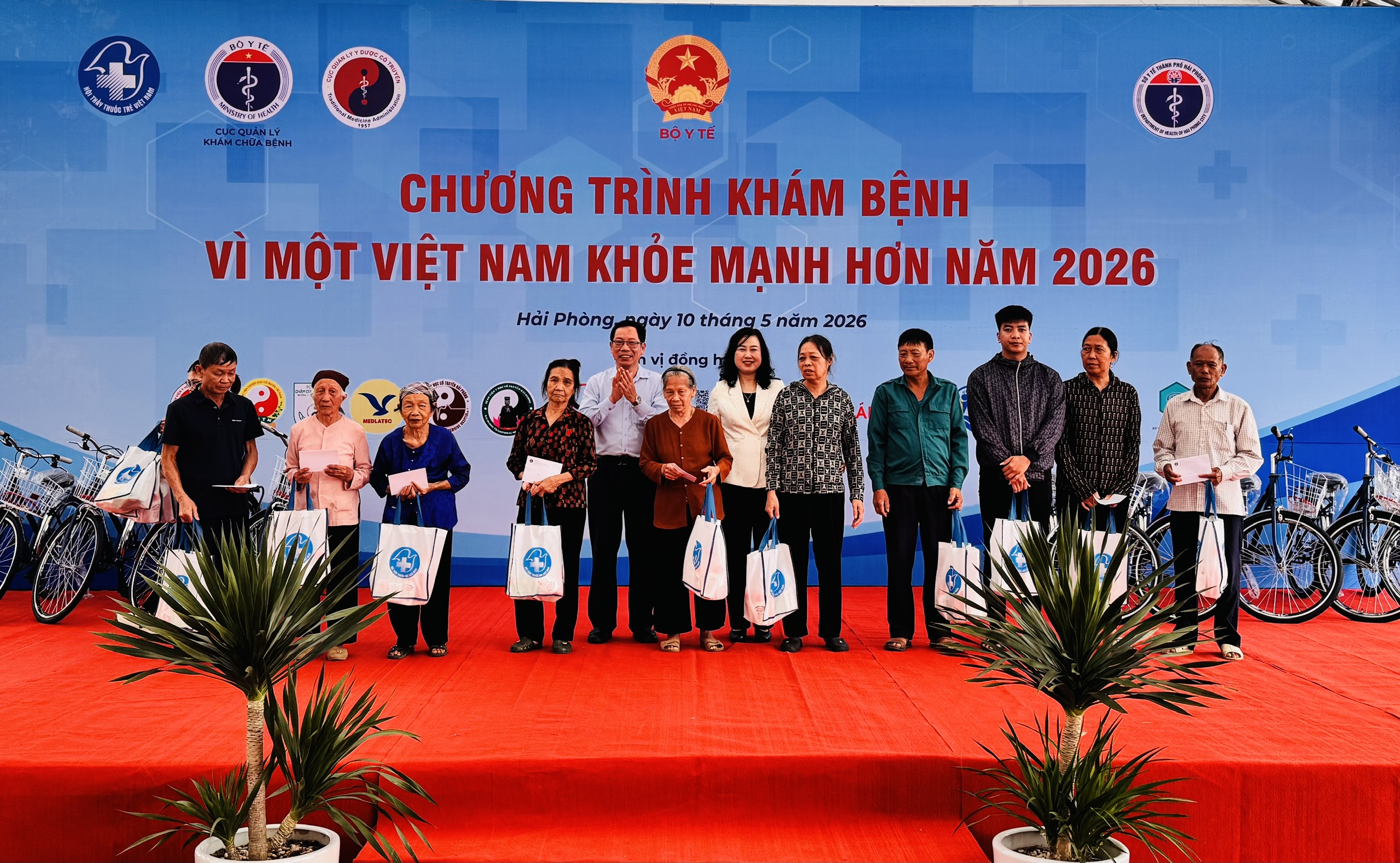 Bộ trưởng Đào Hồng Lan dự chương trình khám bệnh miễn phí 'Vì một Việt Nam khỏe mạnh hơn 2026' tại Hải Phòng- Ảnh 4.