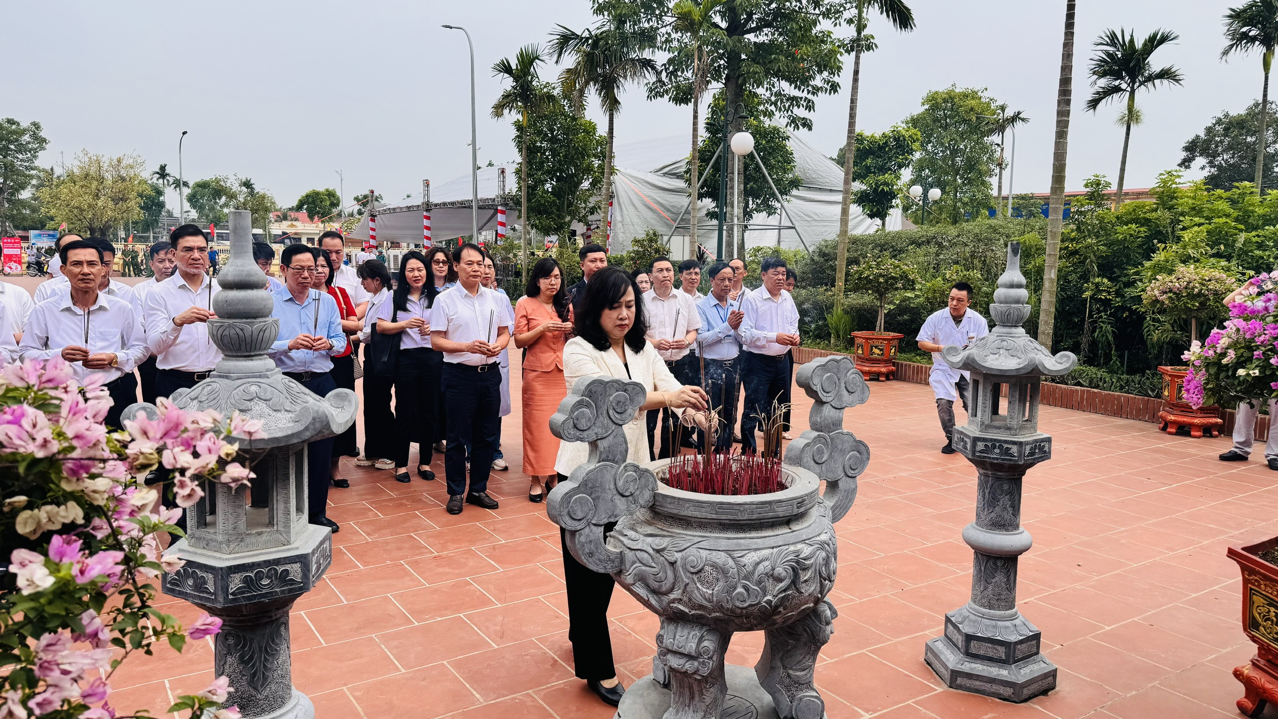 Bộ trưởng Đào Hồng Lan dự chương trình khám bệnh miễn phí 'Vì một Việt Nam khỏe mạnh hơn 2026' tại Hải Phòng- Ảnh 1.