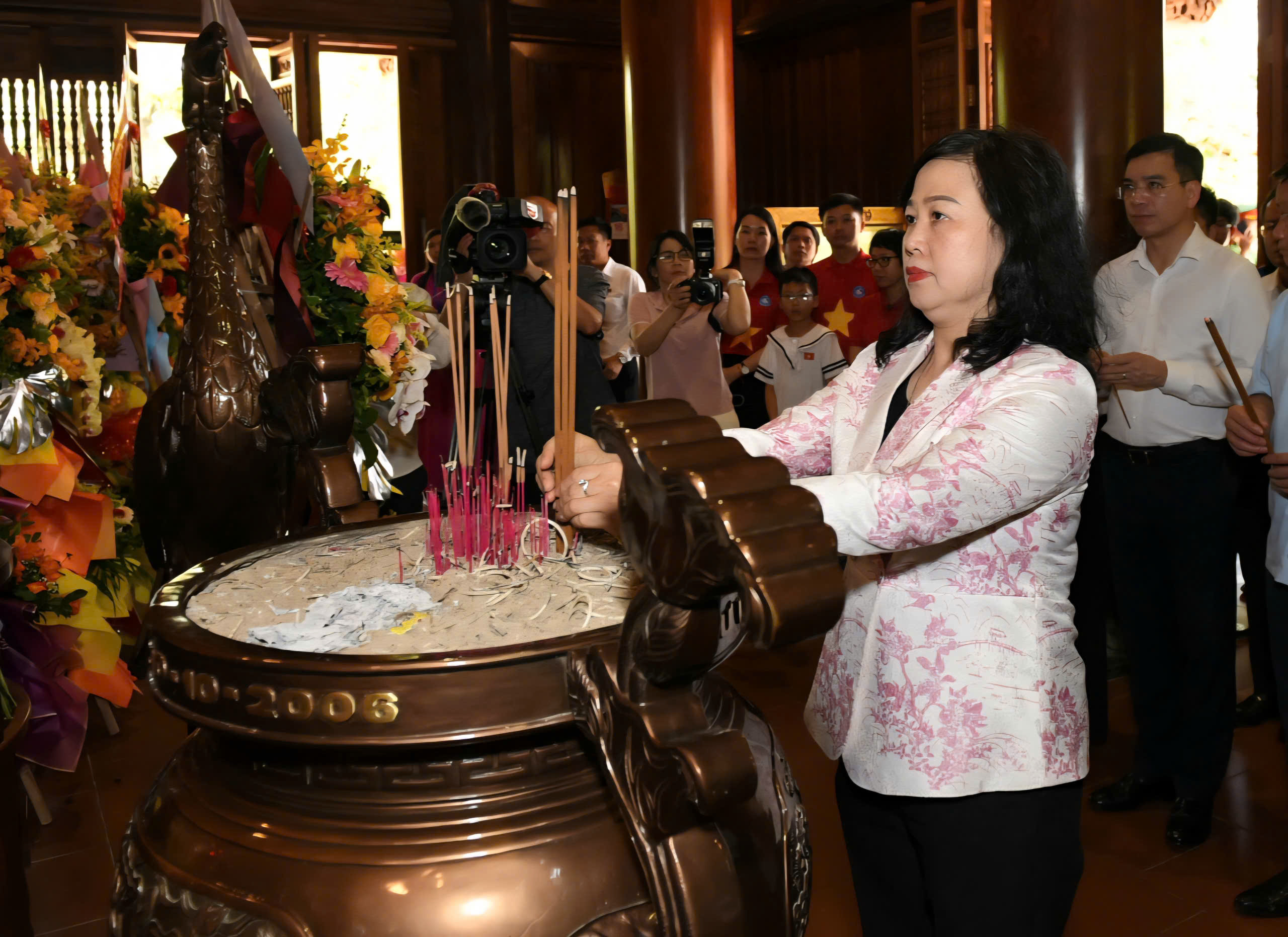 Bộ trưởng Bộ Y tế Đào Hồng Lan dâng hương tưởng niệm Chủ tịch Hồ Chí Minh- Ảnh 3. Bộ trưởng Bộ Y tế Đào Hồng Lan dâng hương tưởng niệm Chủ tịch Hồ Chí Minh- Ảnh 3.