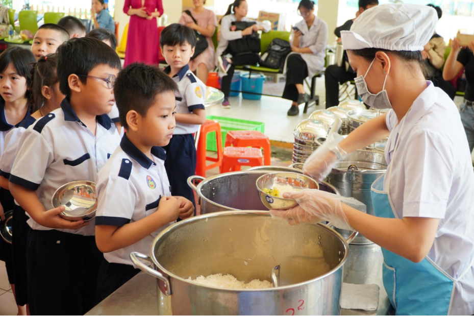 Tiêu chuẩn của WHO giúp giải bài toán dinh dưỡng học đường- Ảnh 2.