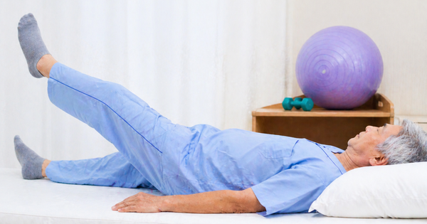 Những bài tập giúp người gãy cổ xương đùi sớm đi lại được