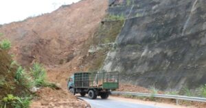 Sạt lở tại đường dẫn cao tốc La Sơn – Hòa Liên, bao giờ khắc phục?