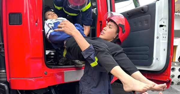 Xúc động cảnh sát dùng xe chữa cháy đưa nữ sinh lớp 11 đến bệnh viện cấp cứu trong ‘giờ vàng’