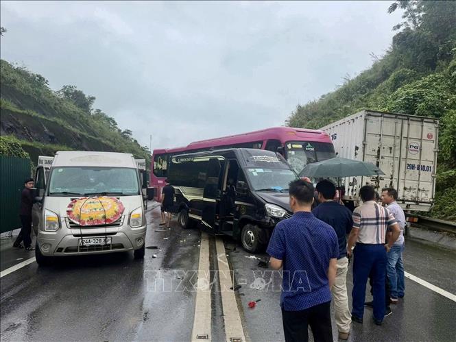 Va chạm liên hoàn gây ùn tắc cục bộ trên cao tốc Nội Bài - Lào Cai- Ảnh 2.