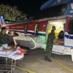 Trực thăng của Binh đoàn 18 đưa hai bệnh nhân từ Trường Sa vào đất liền điều trị