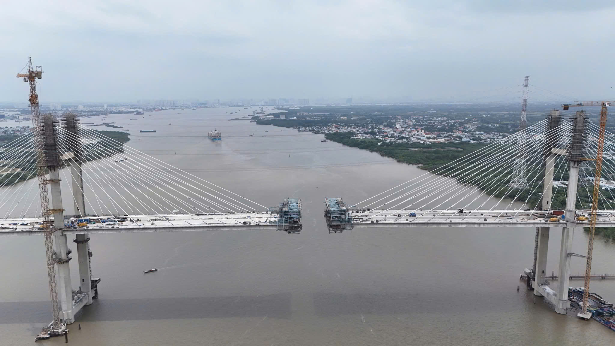 Sắp hợp long cây cầu dây văng có tĩnh không cao nhất Việt Nam- Ảnh 2.