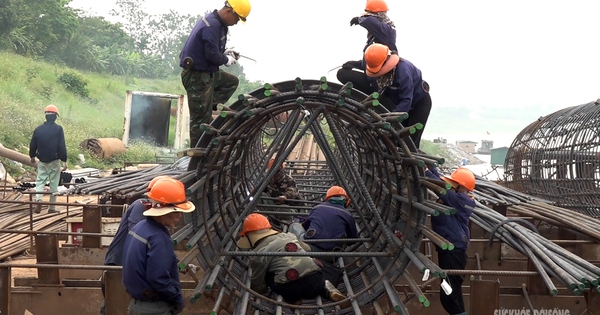 Cận cảnh công trường cầu Vân Phúc chạy đua trước mùa lũ sông Hồng