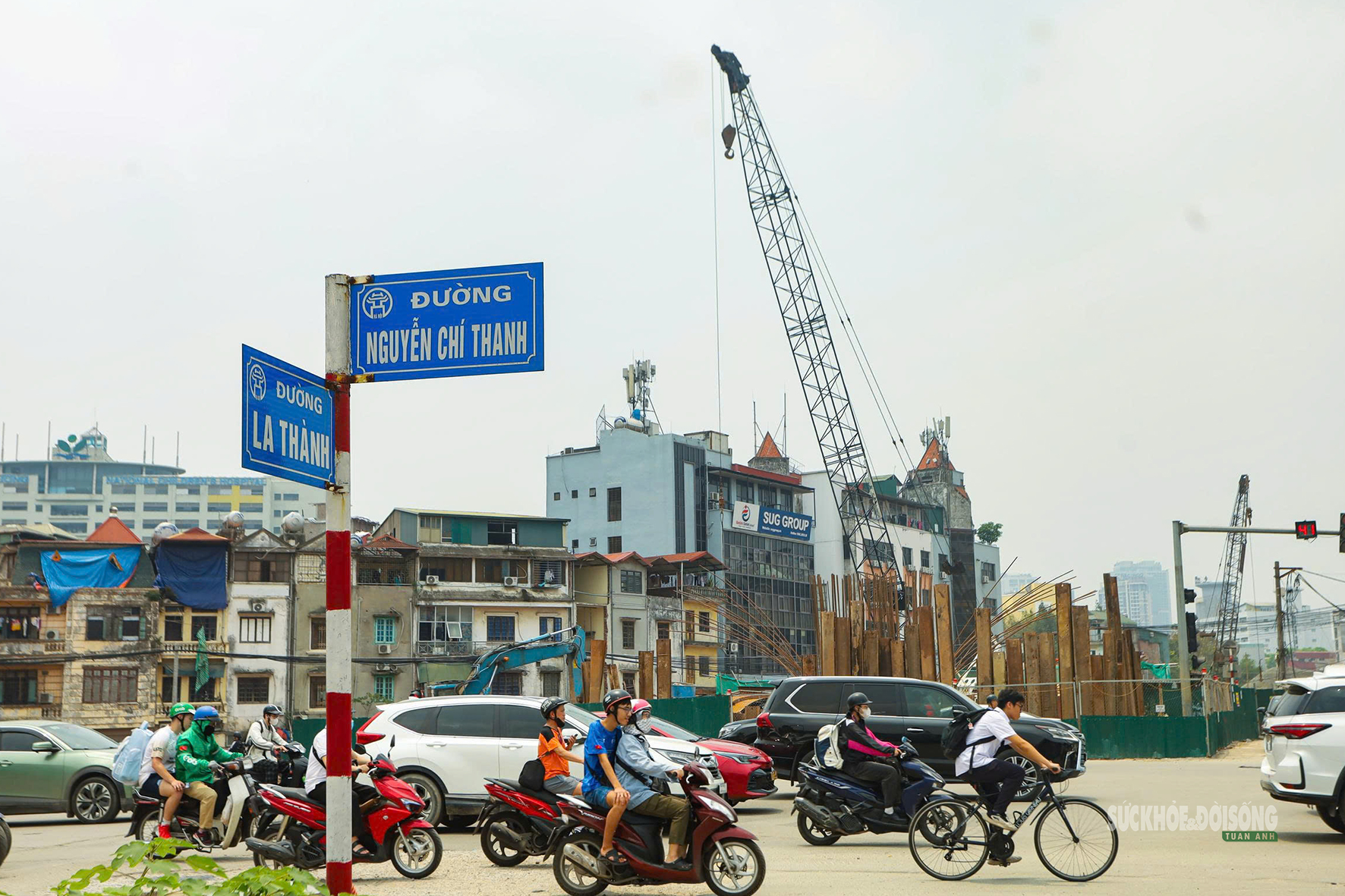 Cầu vượt Vành đai 1 dần thành hình, kỳ vọng giảm áp lực giao thông nội đô- Ảnh 2.