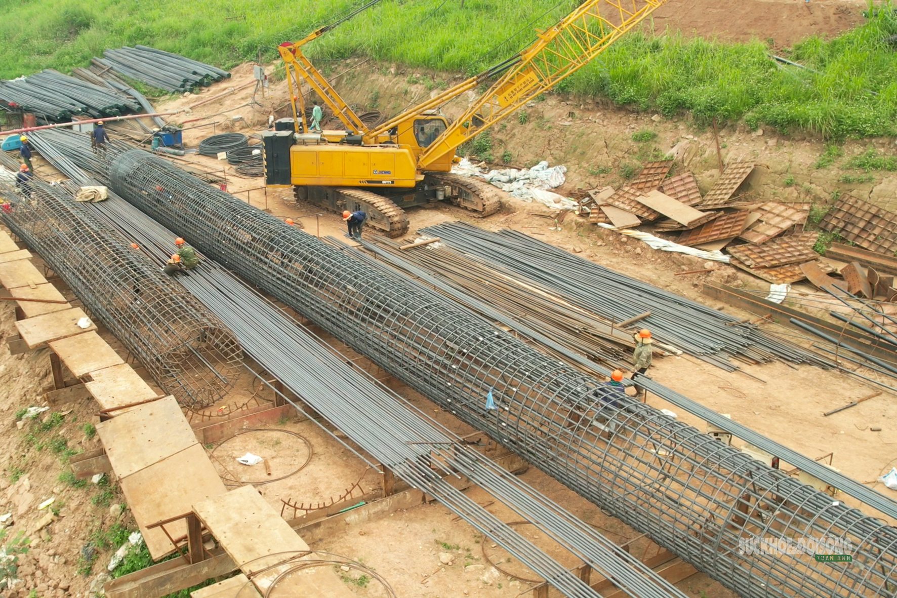 Cận cảnh công trường cầu Vân Phúc chạy đua trước mùa lũ sông Hồng- Ảnh 9.