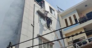 Cảnh sát kịp thời cứu nạn nhân trong vụ cháy nhà 5 tầng ở TPHCM